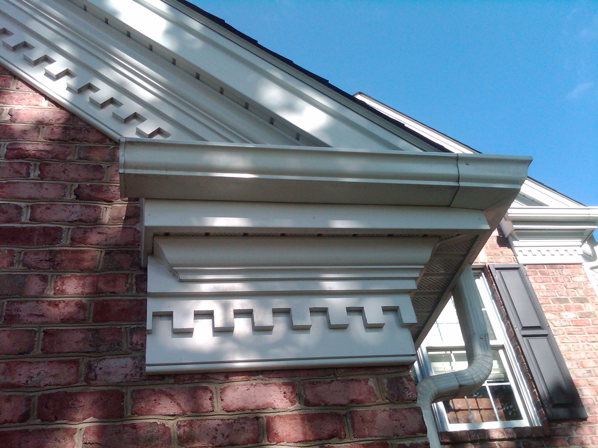 Exterior of rain gutter after pressure washing. Looks like new again!